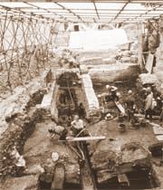 Spring cleaning a Roman Wharf and Warehouse: Pudding Lane, 1981  Photo: T Hurst MoL