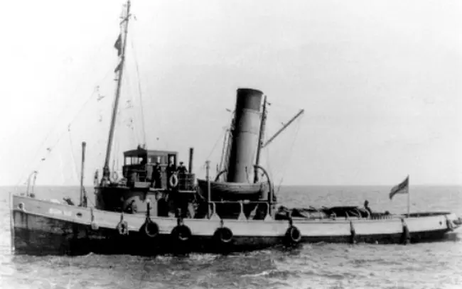 The requisitioned tug SUN VII, flying the naval ensign and painted grey, on the Downs Patrol before she struck a mine and sank with the loss of all hands.