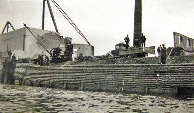 Gengall Wharf, Millwall: the massive breach of 10th May 1941 has been systematically protected by a carefully-laid wall of 6,680 sandbags Photo by LCC’s Thames Flood Prevention Emergency Repair team