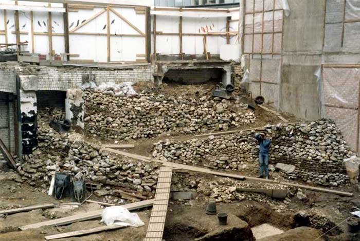 As space was so tight on site, our spoil heap was packed tightly into one corner – this was clearly still in the age of the great spoil heap builders (as started with the Trig Lane Ziggurat a decade earlier) and is a thing of beauty.  The human scale in the photograph is Nicola Terrenato, now Prof.  N Terrenato of University of Michigan.