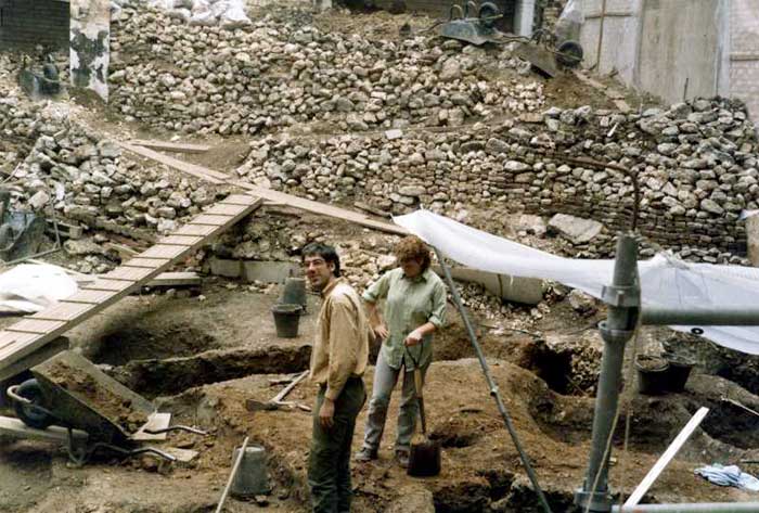 Phil Bethel and Gina Porter on site with ‘Great Wall’ of Fish Street Hill in background