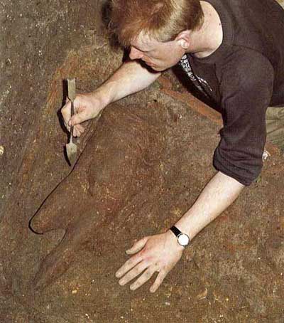 Mike Copper excavating the statue of Mercury. From DUA Annual Review 1988.