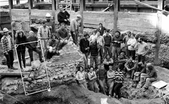 left to right: Gustav Milne, Chrissie Milne, Lynne Keys,  Jo Groves, Damian Goodburn, Mark Holmes, James Drummond Murray, Paul McCulloch, Mike Copper, ?, Robert Chester, Val Griggs, Pete Rowsome, Dominic Perring, Paul Potter, Gary Brown, Duncan Lees, Marie Nally, Patrick Allen, Sat around pit: Olwen Beazley, Frank Meddens, Trevor Brigham, Mark Wiggins, Hesta White. Standing in pit: Quetta Kaye, Susan Greenwood, Seiriol Collins, Josephine Brown, Patricia ?Price. Photo from Rysz