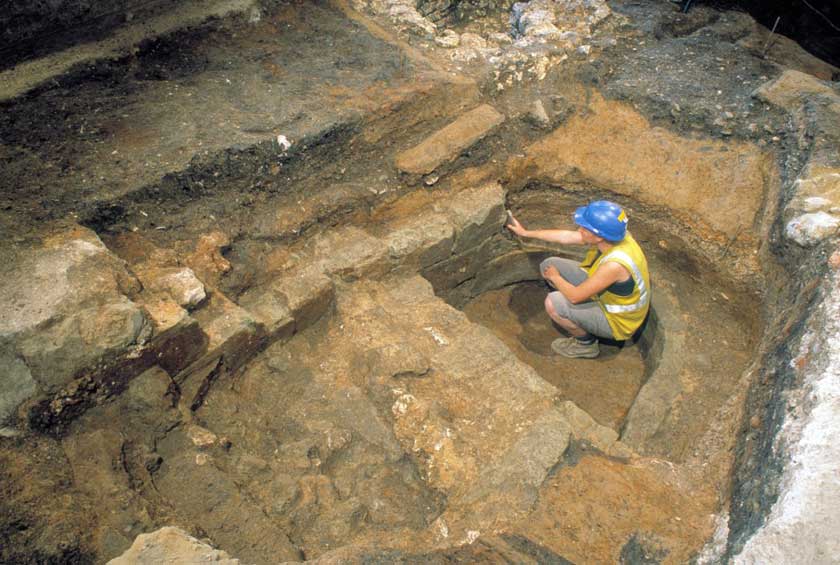The Milk Street mikveh with the secondary blocking wall in place, effectively isolating the apsidal ended bath from the stairway, with Catherine Edwards (looking south-east) 
