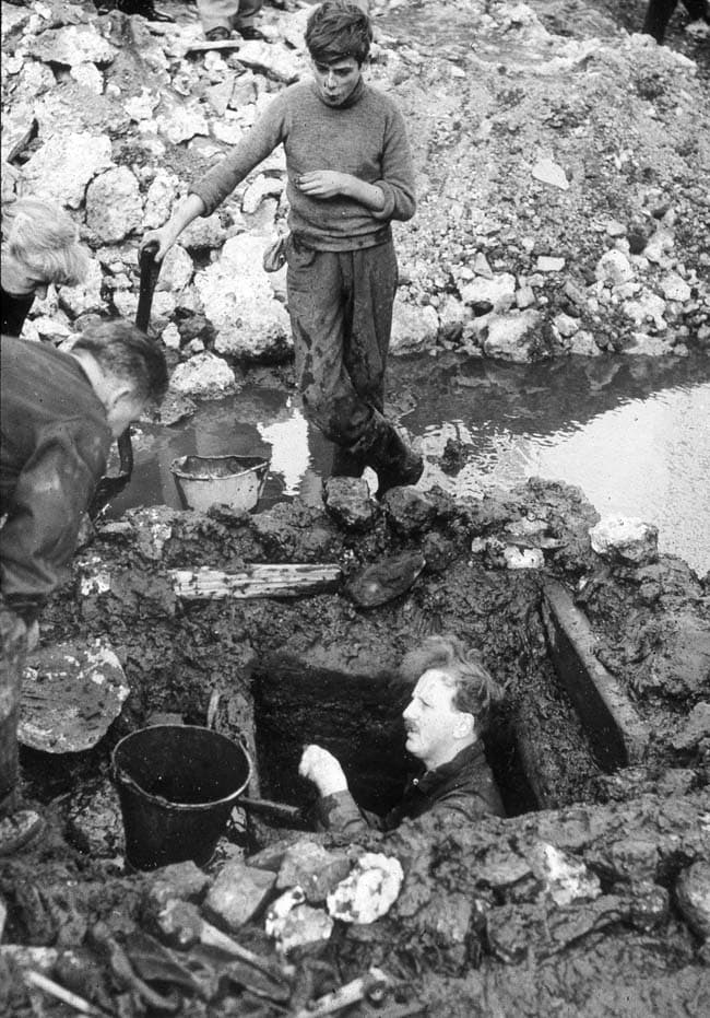 Ivor Noel-Hume in the Bucklersbury House well